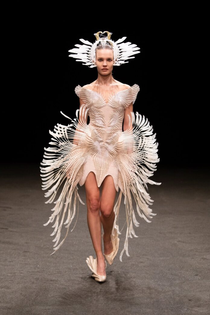00021 Iris van Herpen Couture Spring 21 credit Gio Staiano scaled 1