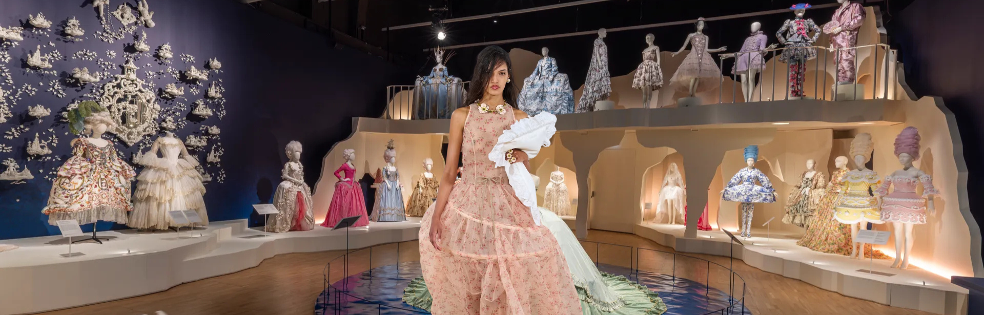 O retorno de Maria Antonieta: como o rococó reina na LFW Verão 2026 - Z ...